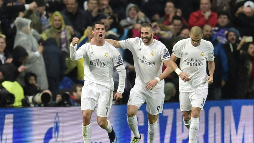La joie de Cristiano Ronaldo (g) et ses coéquipiers du Real Madrid Karim Benzema (c) et Pepe, après un but du Portugais contre Wolfsburg, le 12 avril 2016 à Bernabeu