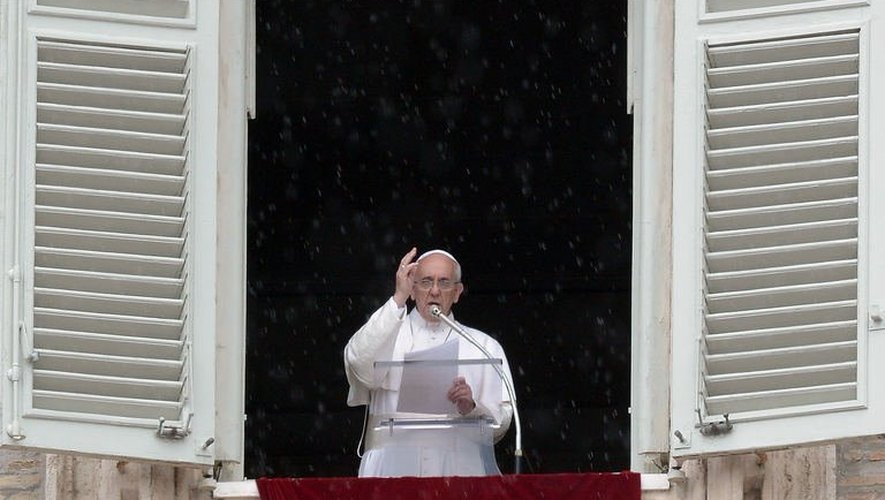 Le pape François bénit la foule réunie sur la place Saint-Pierre au Vatican le 9 juin 2013