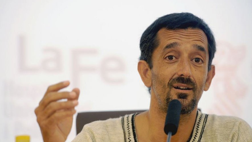 Le chirurgien Pedro Cavadas explique le 12 juillet 2011 à Valencia devant la presse l'opération de greffe qu'il a menée sur un homme amputé des deux jambes.