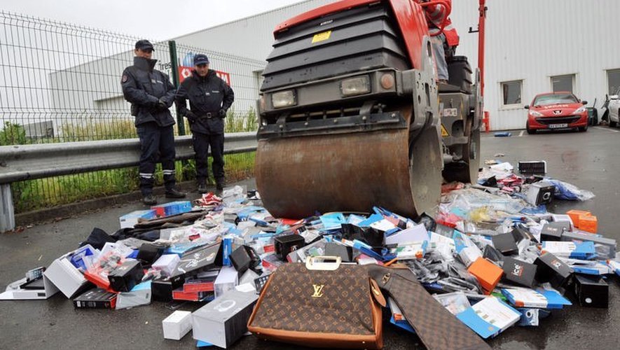 Des produits de contrefaçon vont être détruits à Vertou, dans l'ouest de la France, le 11 juin 2013