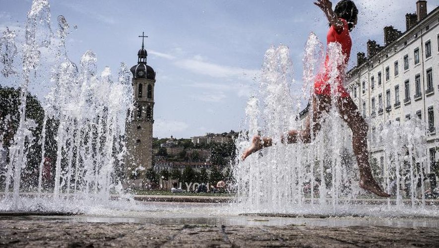 Un enfant se rafraîchit à une fontaine à Lyon, le 9 juin 2015