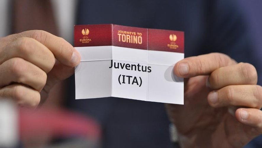 L'ancien international italien Ciro Ferrera tient un carton avec le nom "Juventus" (Turin), le 21 mars 2014 lors du tirage au sort des quarts de finale de l'Europa League à Nyon