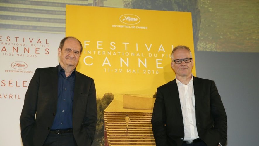 Le délégué général du Festival de Cannes Thierry Fremaux (D) et le président Pierre Lescure (G), au terme de la conférence de presse de présentation de la sélection du 69e festival de Cannes
