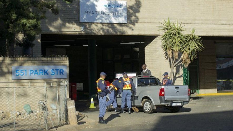 La police contrôle les entrées de l'hôpital de Prétoria où est hospitalisé Nelson Mandela, le 11 juin 2013
