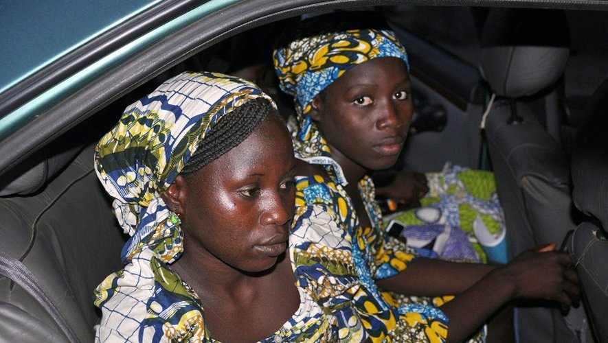 Deux des lycéennes enlevées par Boko Haram, après leur évasion le 13 mai 2014 à Maiduguri
