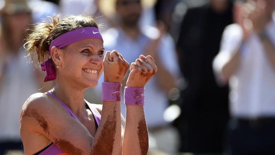 La Tchèque Lucie Safarova célèbre sa victoire contre la Serbe Ana Ivanovic en demi-finale au tournoi de Roland-Garros, le 4 juin 2015 à Paris