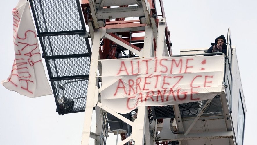 Estelle Ast, mère du petit Allan, enfant autiste de 8 ans, dénonce le sort fait aux autistes en France, demandant une meilleure prise en charge éducative.
