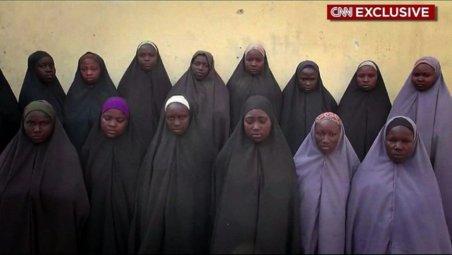 Capture d'écran faite le 14 avril 2016 d'une vidéo obtenue par CNN présentée au gouvernement nigérian comme "une preuve de vie" de certaines lycéennes enlevées par Boko Haram. La vidéo a été présentée par ses auteurs comme ayant été tourné le 25 décembre 2015