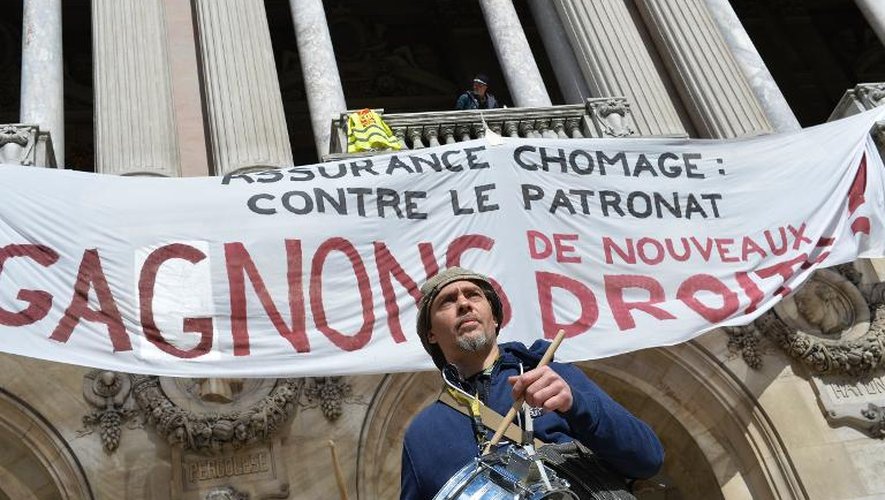Un manifestant pour la défence de l'assurance chômage devant l'Opéra Garnier, à Parisle 21 mars 2014