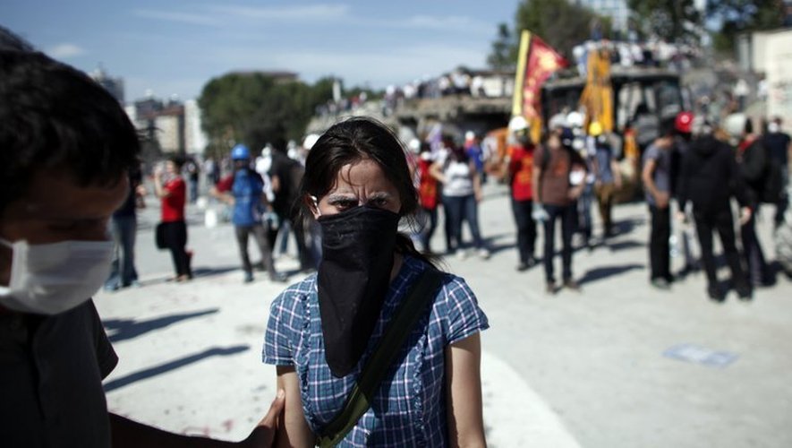 Une manifestante sur la place Taksim à Istanbul, le 11 juin 2013