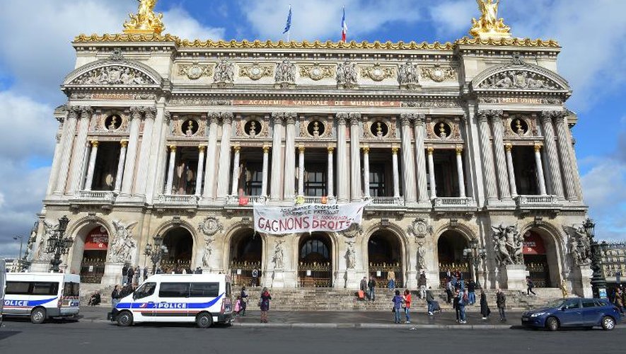 Des manifestants pour l'assurance chômage à Paris devant l'Opéra Garnier le 21 mars 2014
