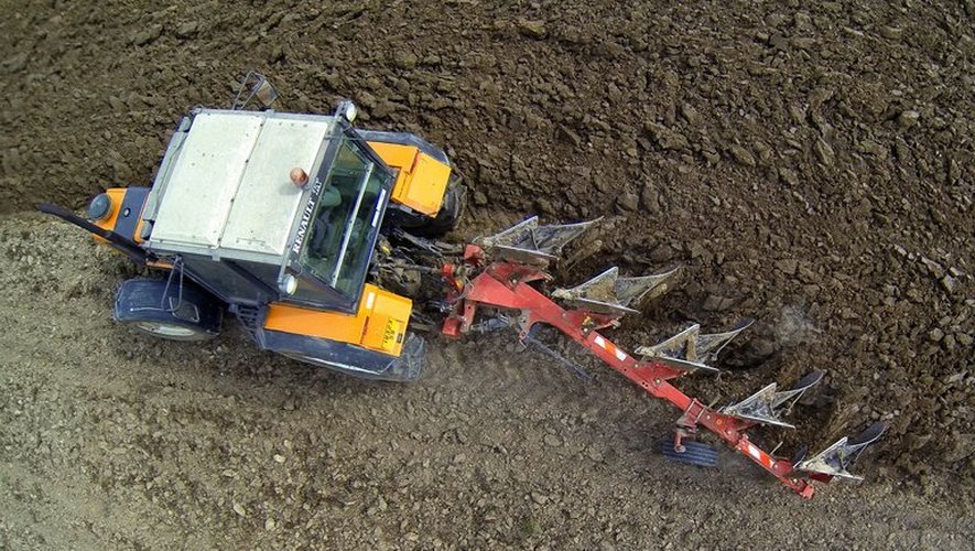 Un agriculteur laboure son champ à l'aide d'un tracteur