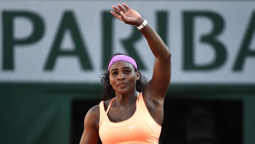 L'Américaine Serena Williams célèbre sa victoire contre la Suissesse Timea Bacsinszky en demi-finale du tournoi de Roland-Garros, le 4 juin 2015 à Paris
