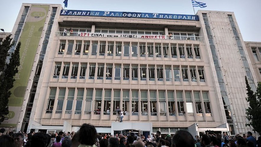 Des milliers de manifestants rassemblés devant le siège de la télévision publique grecque ERT, le 11 juin 2013 à Athènes