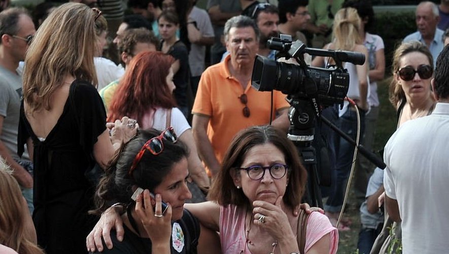 Des manifestants rassemblés devant le siège de la télévision publique grecque ERT, le 11 juin 2013 à Athènes