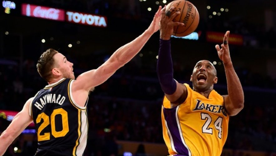 Kobe Bryant face à Gordon Hayward lors du match Lakers - Jazz, 13 avril 2016 à Los Angeles