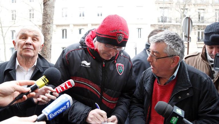 Bernard Laporte (C) signe des autographes et répond à la presse avant son audition devant la Commission de discipline de la Fédération de rugby à Paris, le 5 février 2014