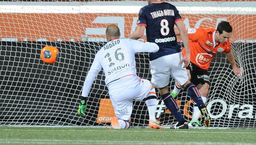 Thiago Motta marque pour le PSG contre Fabien Audard contre Lorient au stade du Moustoir, le 21 mars 2014