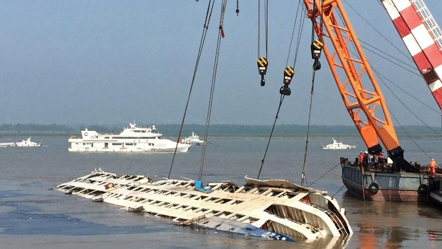 Des grues redressent le navire Etoile de l'Orient dans le fleuve Yangtze à Jianli le 5 juin 2015