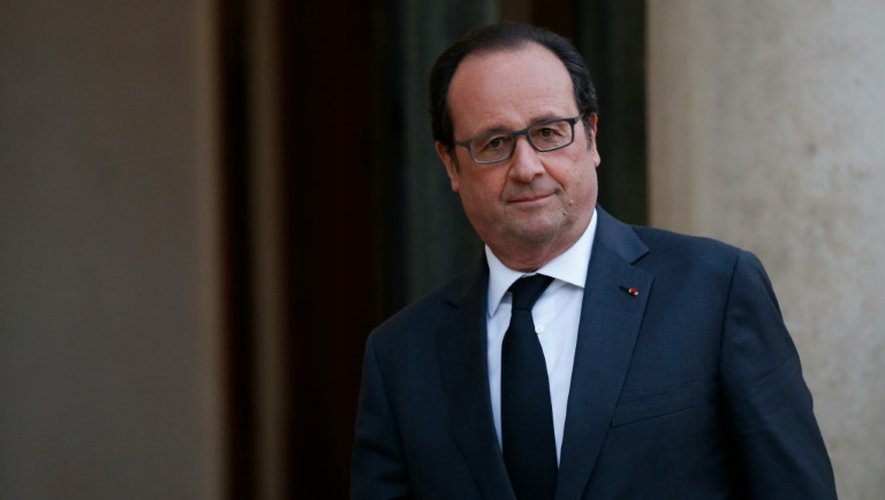Le président François Hollande sur le perron de l'Elysée le 13 avril 2016 à Paris
