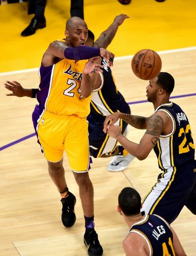 Kobe Bryant passe la ballon lors du match face à Utah, le 13 avril 2016 à Los Angeles