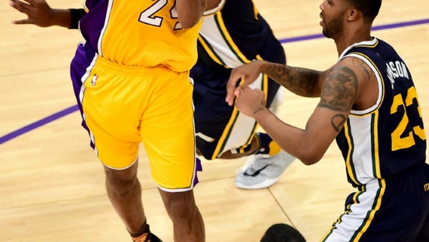 Kobe Bryant passe la ballon lors du match face à Utah, le 13 avril 2016 à Los Angeles