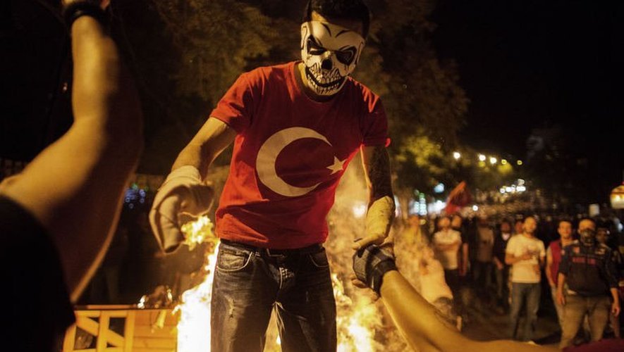 Un manifestant masqué le 12 juin 2013 à Ankara