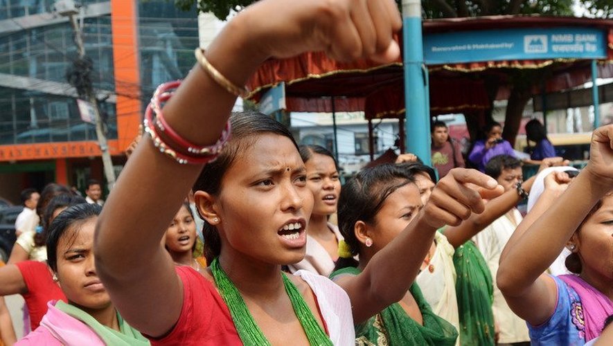 D'anciennes victimes du travail forcé au Népal défilent, le 4 juin 2013 dans les rues de Katmandou
