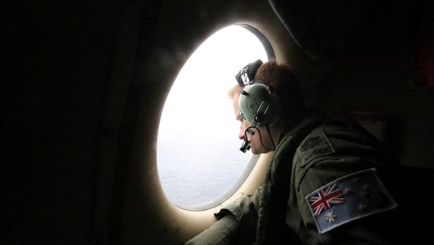 Un soldat australien scrute l'océan Indien à la recherche de possibles débris du vol disparu MH370, le 21 mars 2014