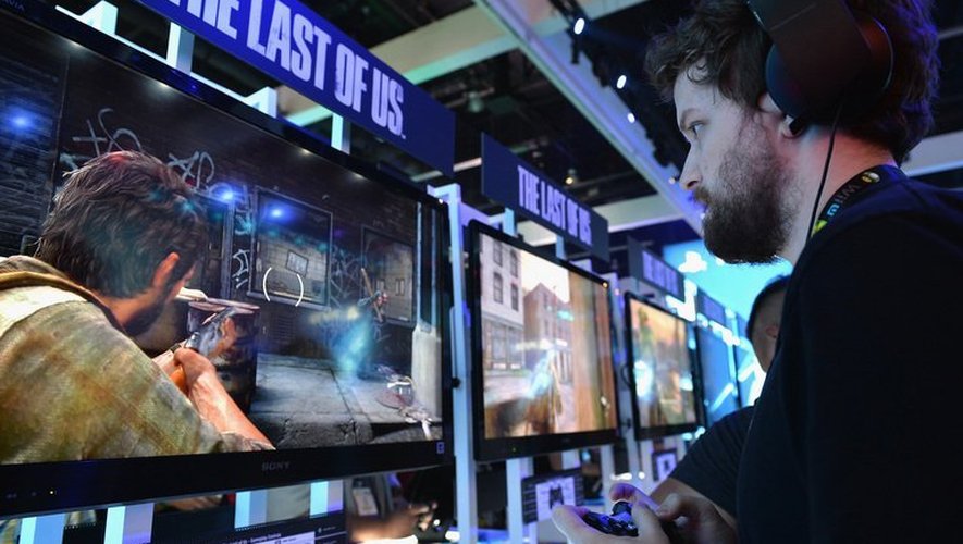 Un homme teste la console Playstation 4 au salon E3 des jeux vidéo à Los Angeles, le 11 juin 2013
