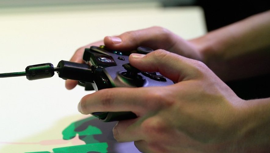 Un joueur essaie une console Xbox de Microsoft au salon du jeu vidéo de Los Angeles, le 11 juin 2013