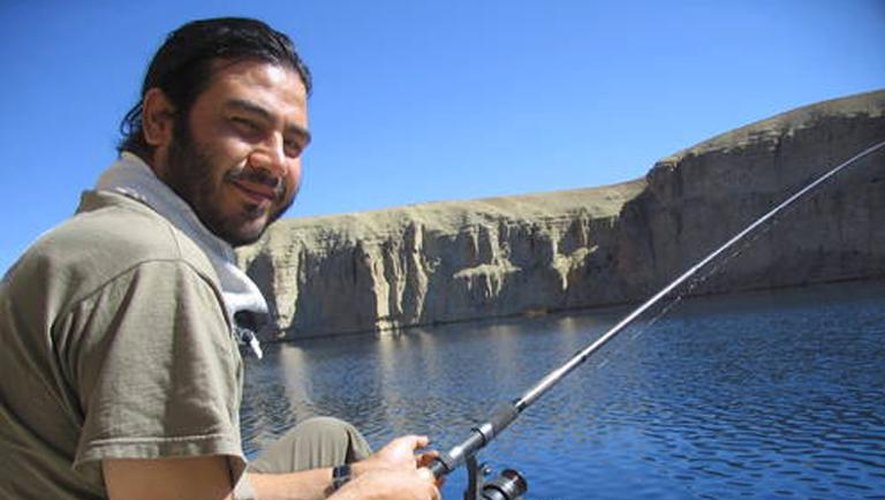Le journaliste de l'AFP Sardar Ahmad, tué dans une attaque de talibans à Kaboul, photographié le 17 octobre 2008 lors d'une partie de pêche dans la province afghane de Bamiyan