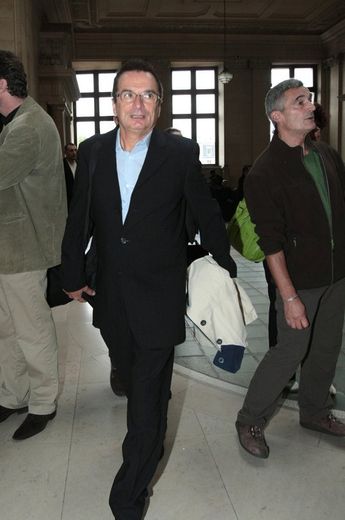 L'ancien directeur de la Clinique du sport de Paris, Dr Pierre Sagnet (G) arrive le 06 octobre 2009 au tribunal correctionnel de Paris