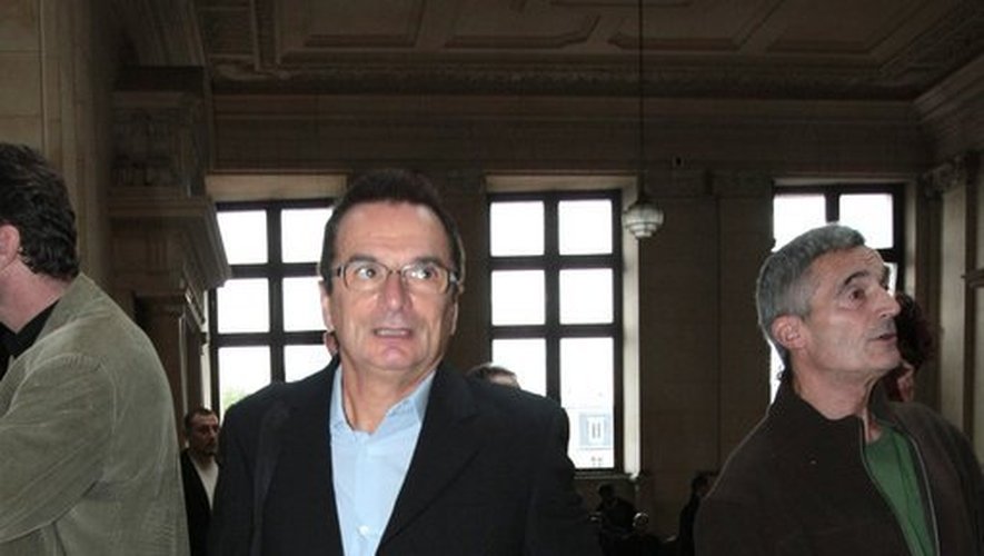 L'ancien directeur de la Clinique du sport de Paris, Dr Pierre Sagnet (G) arrive le 06 octobre 2009 au tribunal correctionnel de Paris
