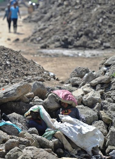 Des enfants sans-abri dorment sur un terrain vague dans la capitale de Nairobi, le 10 décembre 2016