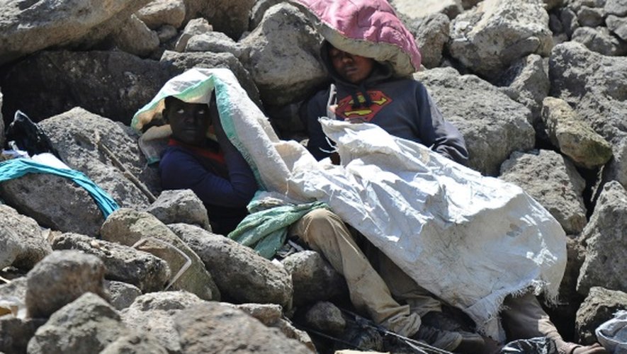 Des enfants sans-abri dorment sur un terrain vague dans la capitale de Nairobi, le 10 décembre 2016