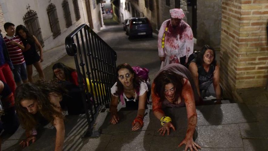 Des habitants de Olias del Rey maquillés en zombies, le 30 mai 2015