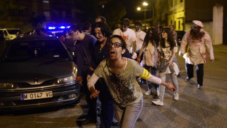 Des habitants de Olias del Rey déguisés en zombies, le 30 mai 2015