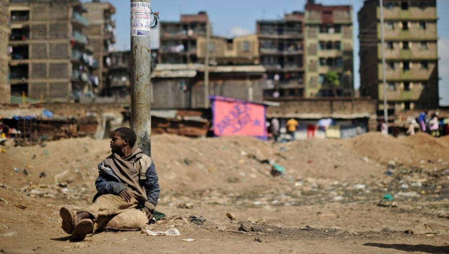 Un enfant sans-abri dans les rues d'un quartier pauvre de la capitale kényane Nairobi, le 10 décembre 2016