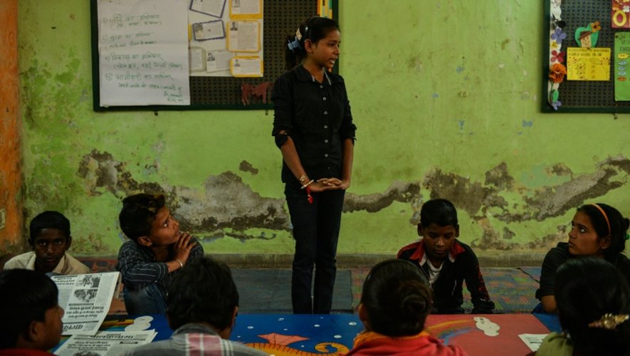 Le jeune reporter indienne Durga Kumari, 15 ans, prend la parole lors de la conférence de rédaction du journal des enfants des rues Balaknama, à New Delhi le 26 février 2016