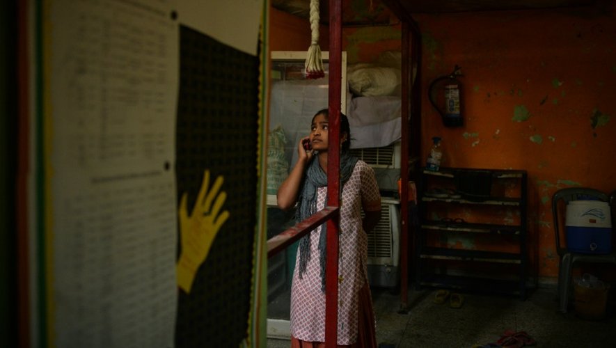 L'adolescente indienne Jyoti Kumari, 16 ans, au téléphone avant la conférence de rédaction du journal des enfants des rues Balaknama, à New Delhi le 26 février 2016