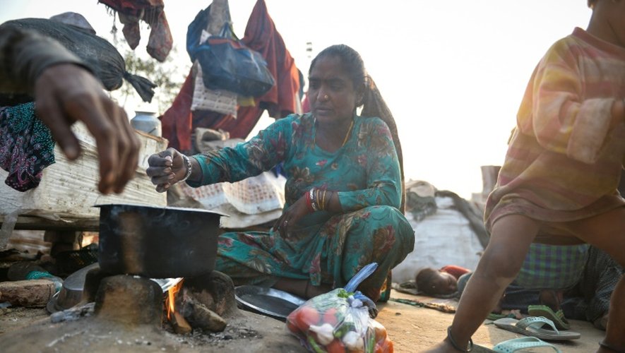 Sunita Devi, 35 ans, mère de Jyoti Kumari, prépare le repas pour sa famille près du bidonville où elle vit, à New Delhi, le 26 février 2016