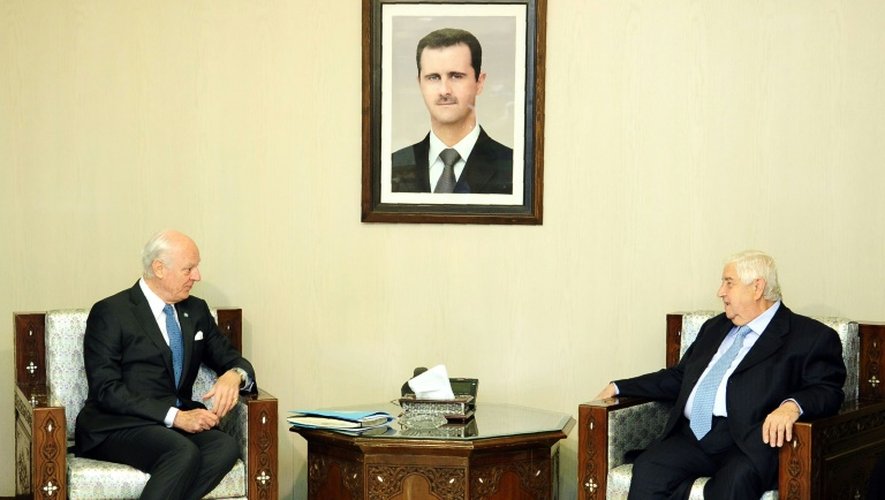 Photo diffusée par l'agence de presse officielle syrienne (SANA) de l'émissaire de l'ONU pour la Syrie Staffan de Mistura (g) et du chef de la diplomatie syrienne Walid Mouallem, le 11 avril 2016 à Damas