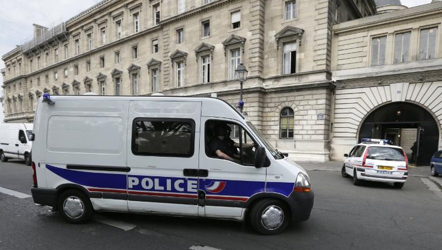 Un véhicule de police à Paris