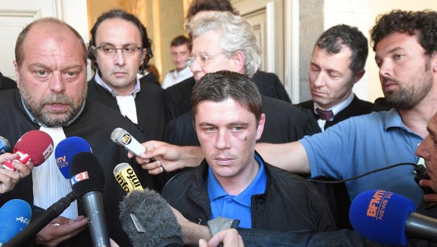 Daniel Legrand (D) et son avocat Eric Dupond-Moretti au palais de justice lors de son procès le 4 juin 2015 à Rennes