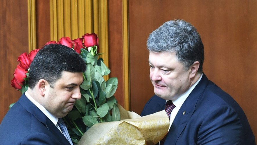 Le président ukrainien Petro Porochenko félicite le nouveau Premier ministre Volodymyr Groïsman à Kiev, le 14 avril 2016