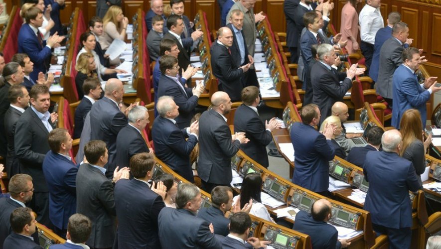 Réaction de députés ukrainiens après le vote entérinant la nomination de Volodymyr Groïsman au poste de Premier ministre, le 14 avril 2016 à Kiev
