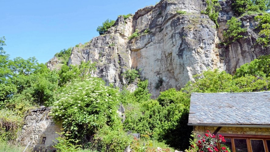Le rocher du Fénier surplombe le petit village de Salles-la-source.