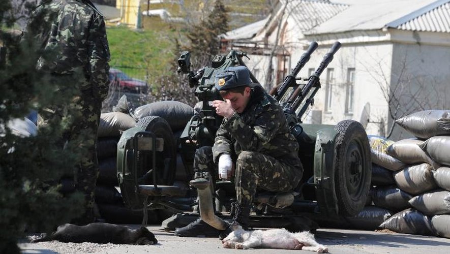 Des soldats ukrainiens de la base de Belbek en Crimée, le 21 mars 2014
