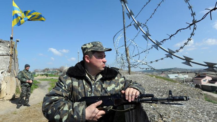 Un soldat ukrainien de la base de Belbek en Crimée, le 21 mars 2014